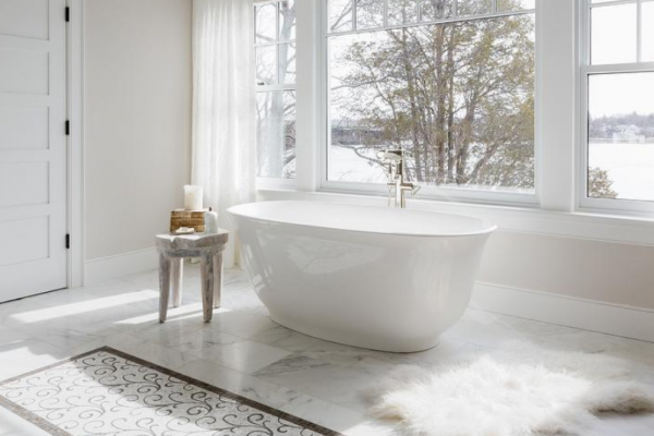 Kamar mandi dengan bak mandi berbentuk oval dan lantai marmer